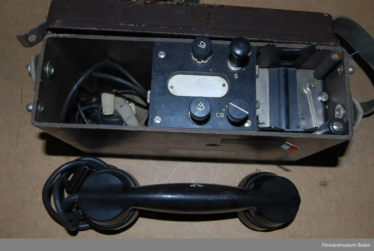 Telefonapparat m/1937 modifierad med klyka på 1950-talet, varvid modellåret ersattes av beteckningen MT (Med Tillbehör).