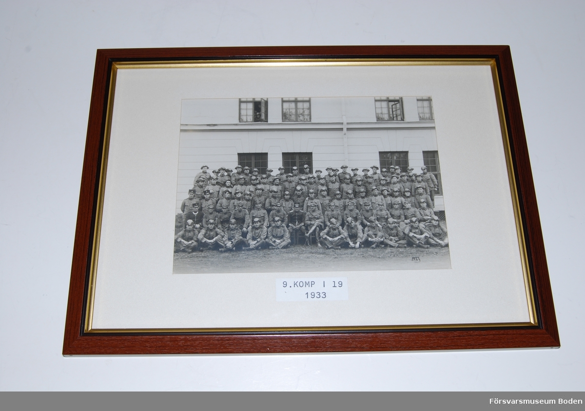 Inramat fotografi avsett att hängas på vägg. Fotografiet är taget 1933. Officerare är namngivna på baksidan (se bild 3).