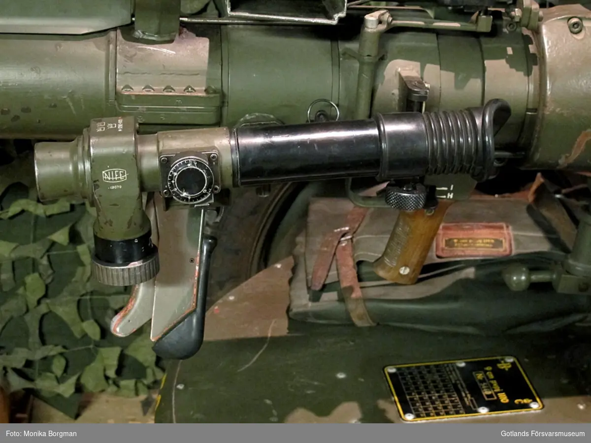 Pansarvärnskanon Bofors m/1110.

Utgångshastighet 700 m/s.
Eldhastighet 6-8 skott/min.


Inklusive inskjutningsvapen.

Magasin 20 skott.