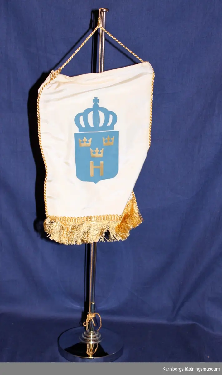 Flaggstång i bordsmodell med hemvärnets emblem