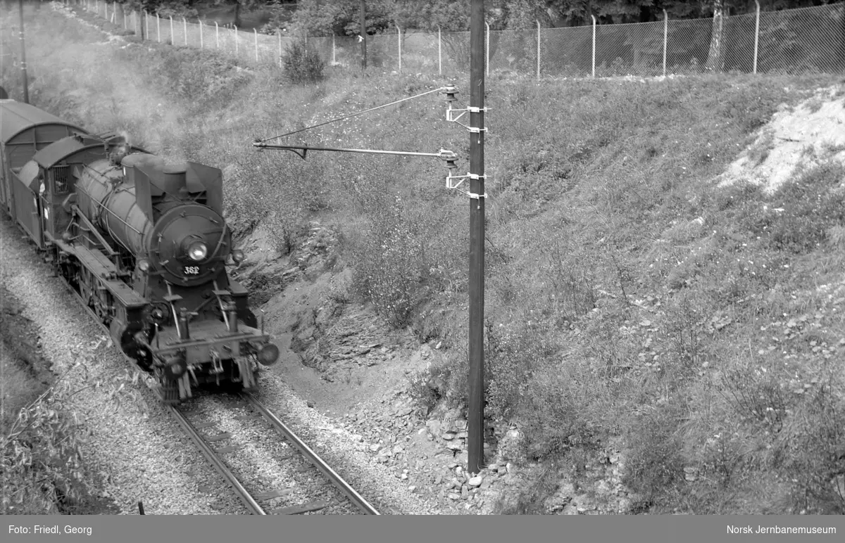Damplokomotiv type 30b nr. 362 med godstog fra Otta, nord for Hamar stasjon