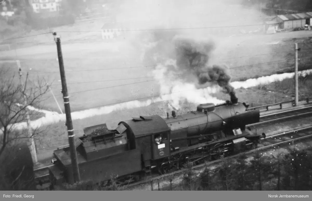 Damplokomotiv type 33a nr. 321 foran godstog til Voss på Minde stasjon