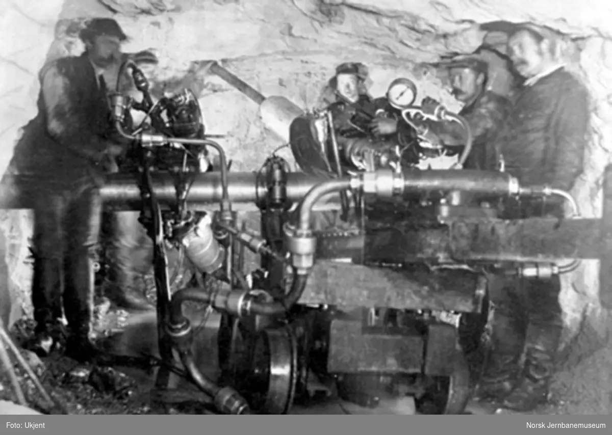 Anlegget av Gravehalsen tunnel; Brandtske boremaskin i arbeide 1 km fra tunnelåpningen