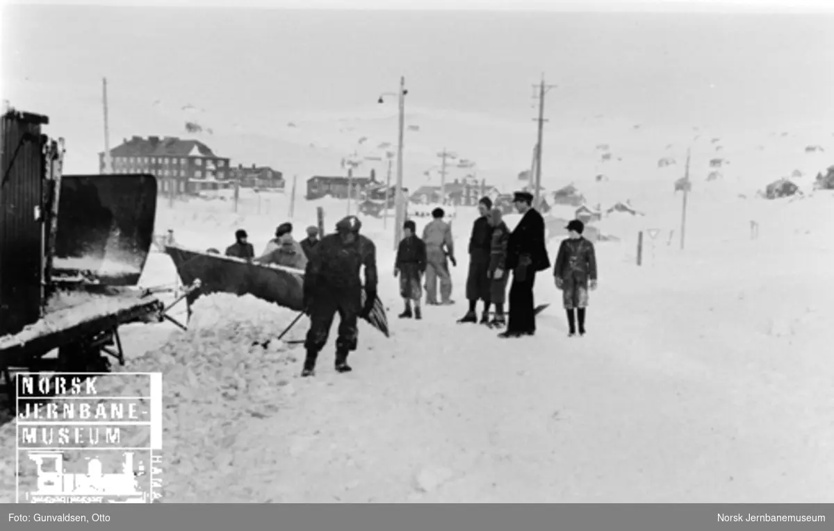 Snøskrape og snøryddingsmannskap på stasjonsområdet på Ustaoset