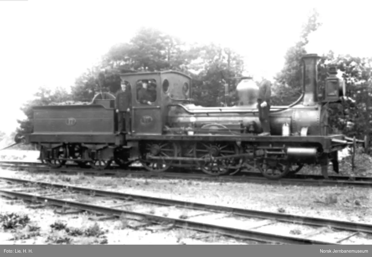 Damplokomotiv type 2a nr. 17 med personale