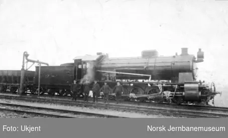Damplokomotiv type 29a nr. 309 med fem menn foran lokomotivet