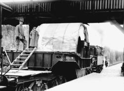 Et damplokomotiv av type 18a foran Rjukanbanens dyplastevogn