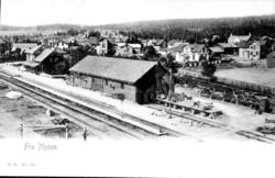 Oversiktsbilde fra Mysen stasjon med bl.a. godshuset og stas