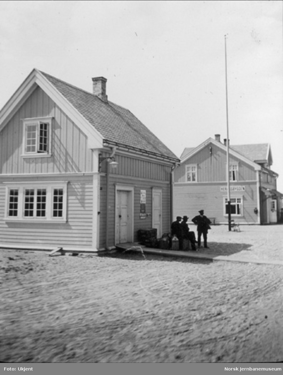 Heradsbygd stasjonsbygning og godshus