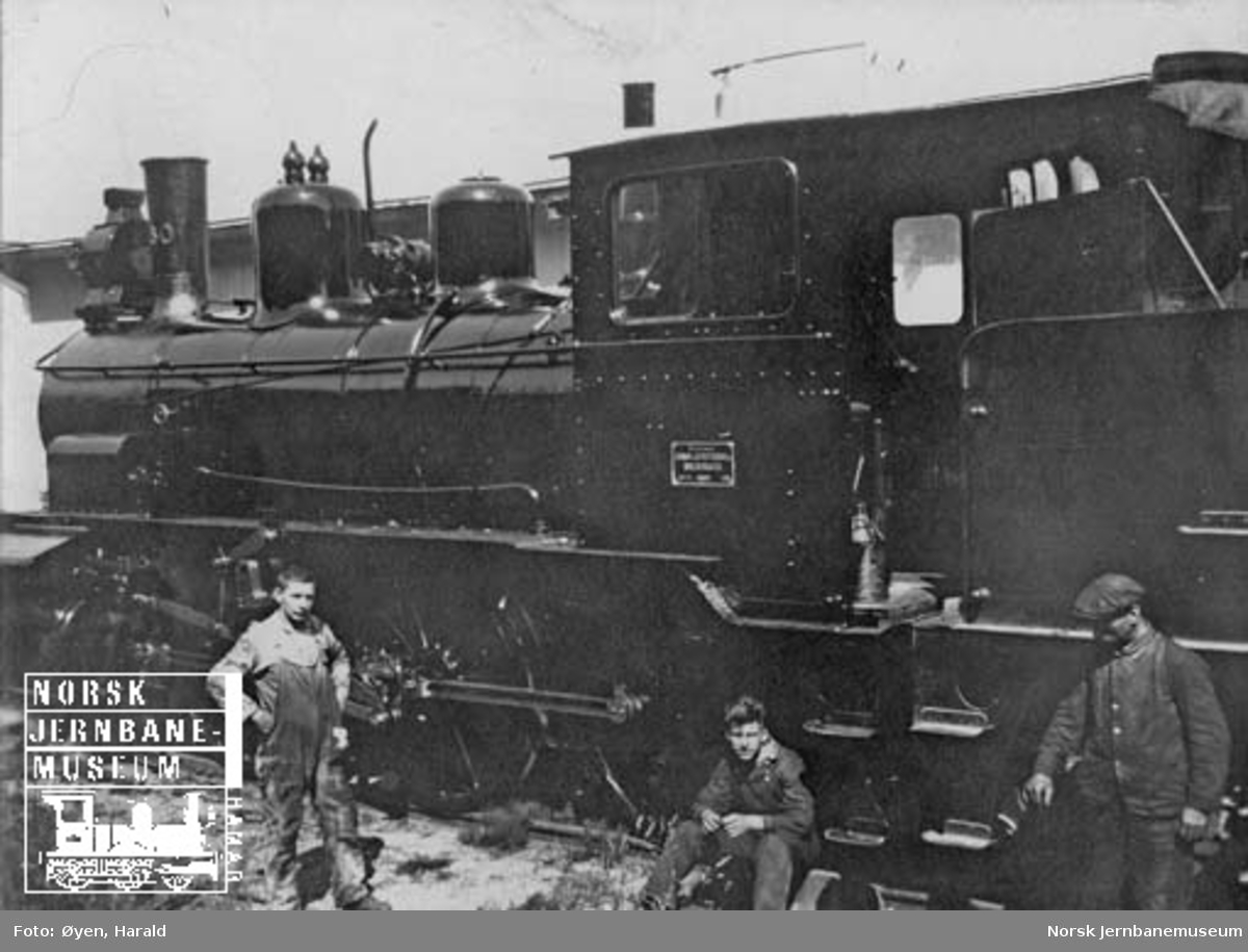 Damplokomotiv type 21a nr. 180 med verkstedfolk på Marienborg