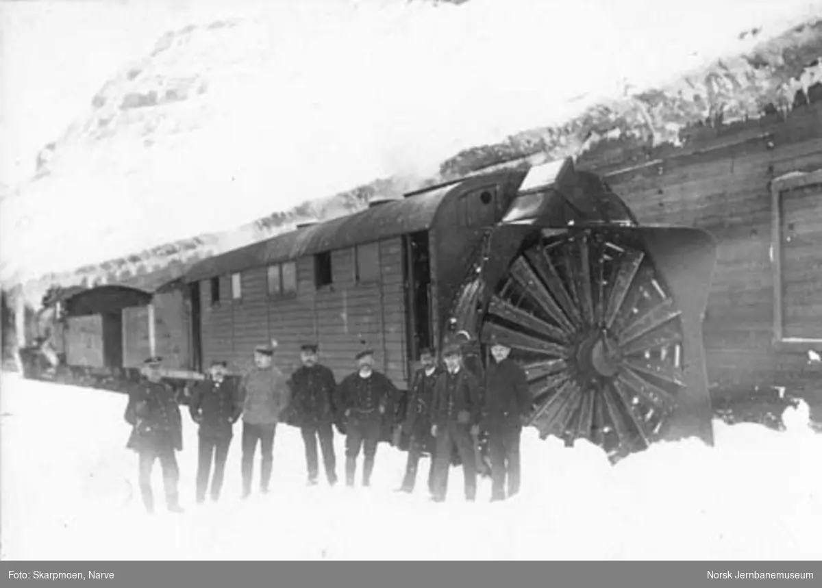 Snøryddingstog med damplokomotiv og roterende snøplog nr. 1