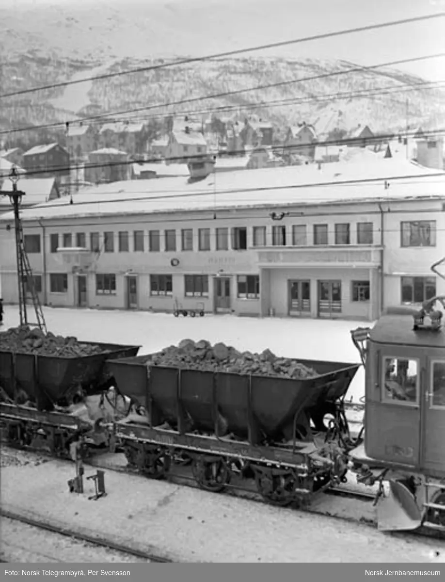 Ofotbanen : tog på Narvik stasjon
