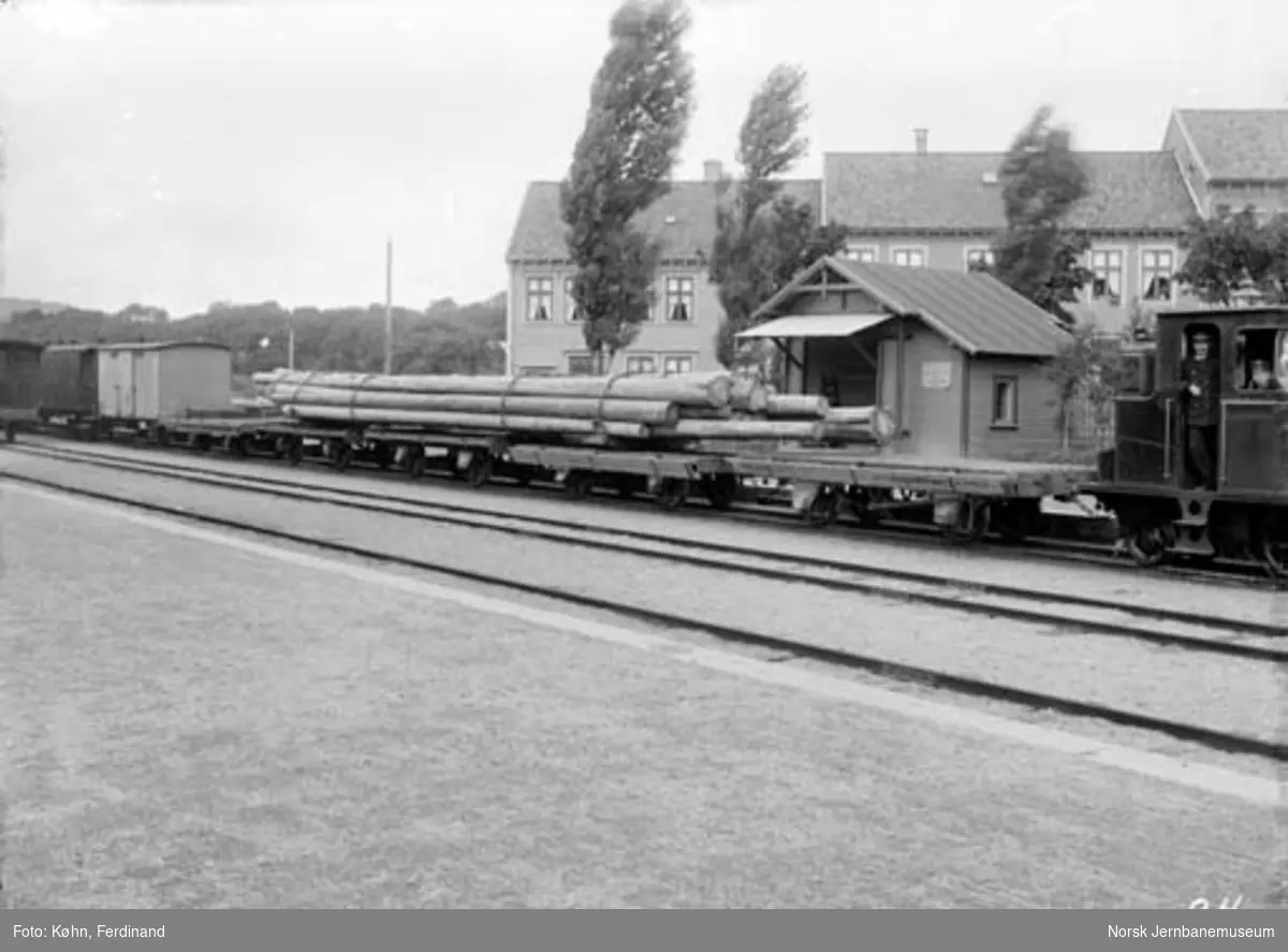 Tømmerlass på Kristiansand stasjon, opplastet over fem vogner