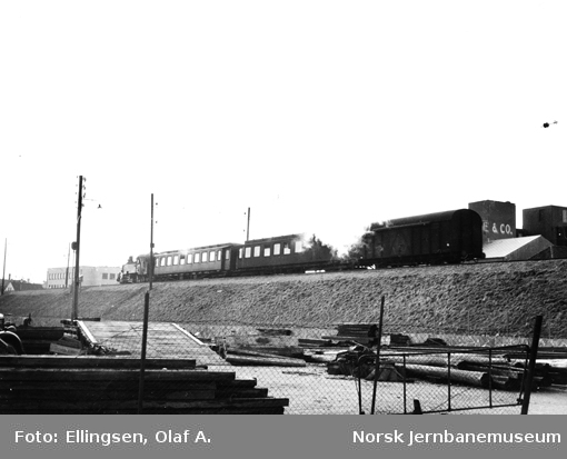 Damplokomotiv type 32 med lokaltog på høybanen i Sandnes