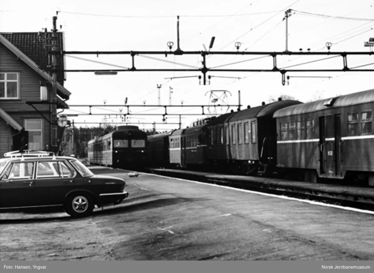 Ås stasjon med gammelt motorvognsett type 65 og nytt sett type 69
