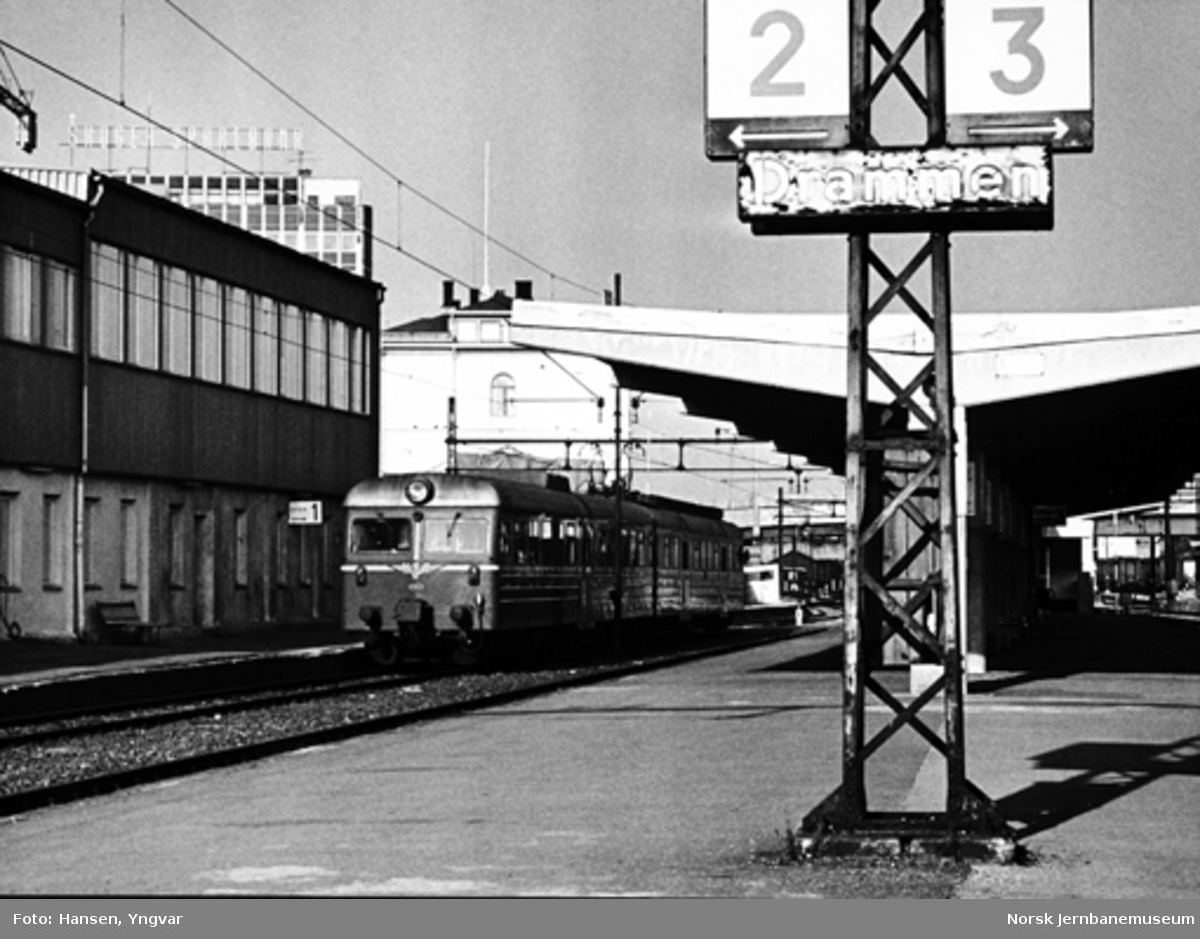 Lokaltog med motorvognsett type 69B på Drammen stasjon