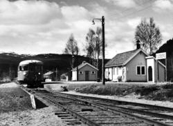 Motorvogn BM 91 09 venter på avgangssignal på Flesberg stasj