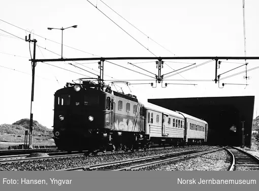 Persontog trukket av elektrisk lokomotiv Da nr. 888 ved innkjøring Bjørnfjell stasjon
