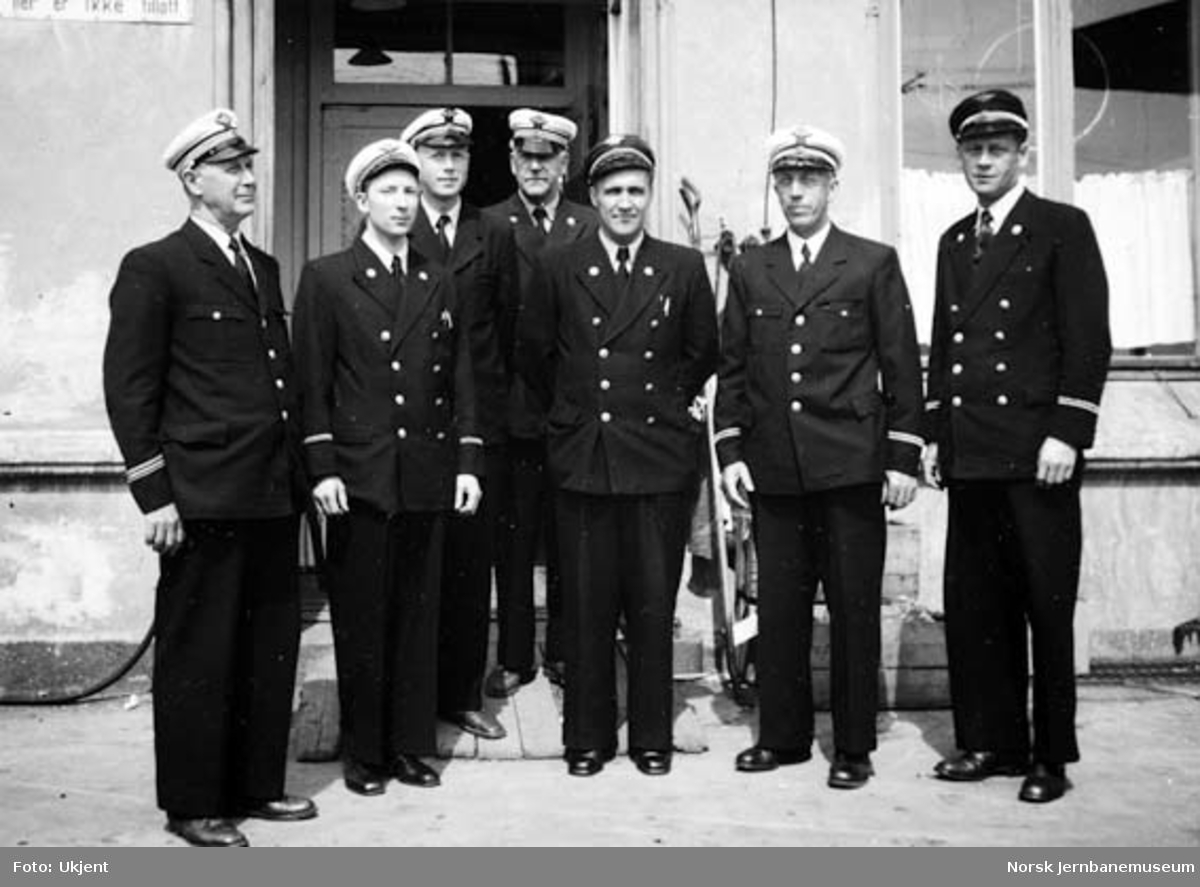Gruppebilde av personalet på ilgodsekspedisjonen på Hamar stasjon i 1956