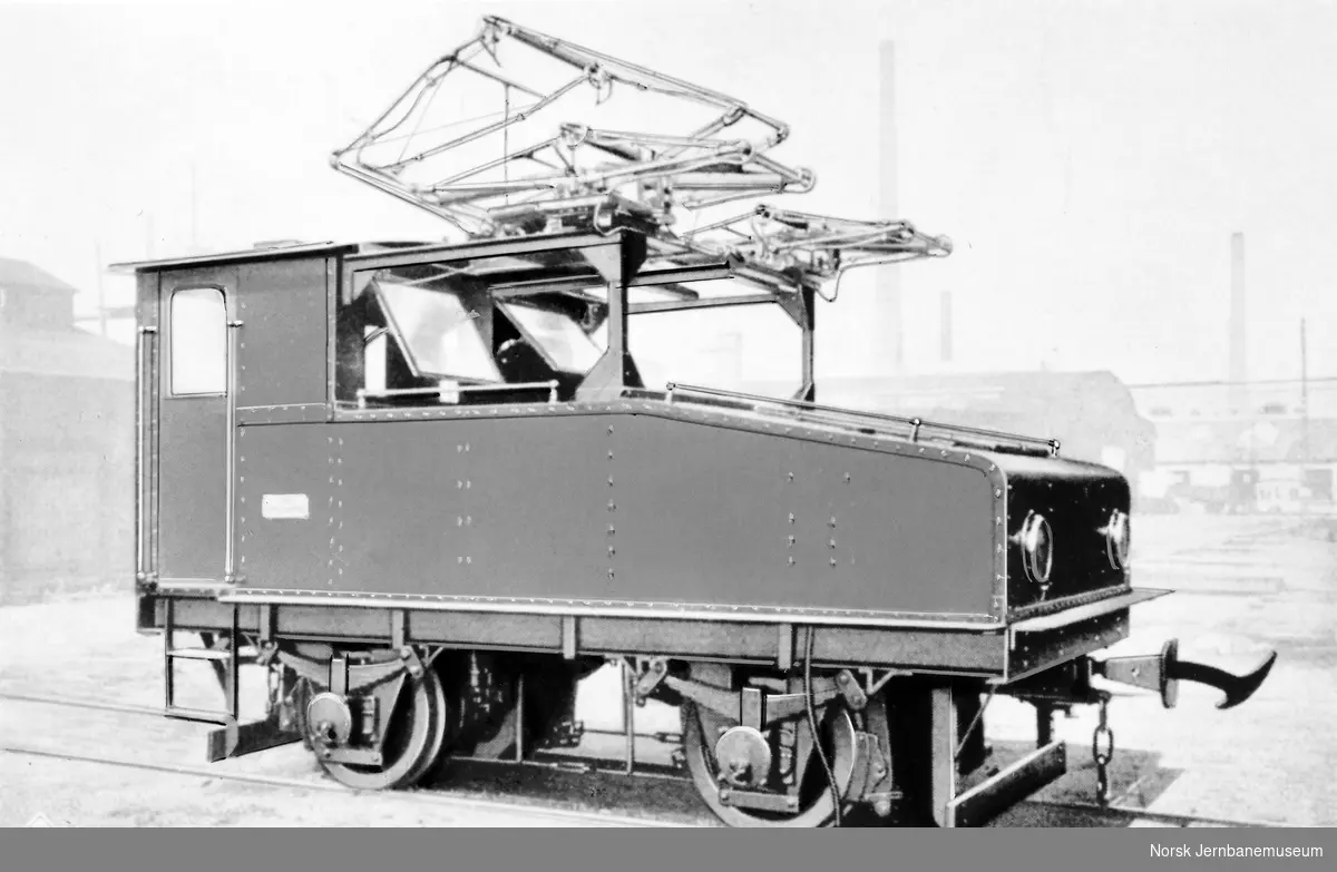 Leveransefoto av elektrisk lokomotiv til Aktieselskabet Sydvaranger fra Siemens