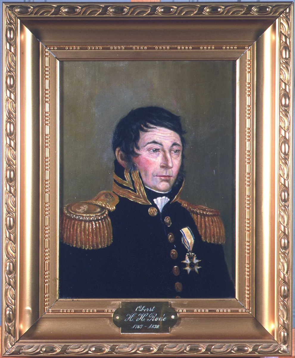 Portrett av Hans Henrik Rode. Mørk uniform m/høy krave og epåletter i gull. Orden (ant. svensk, nordstjernen?)