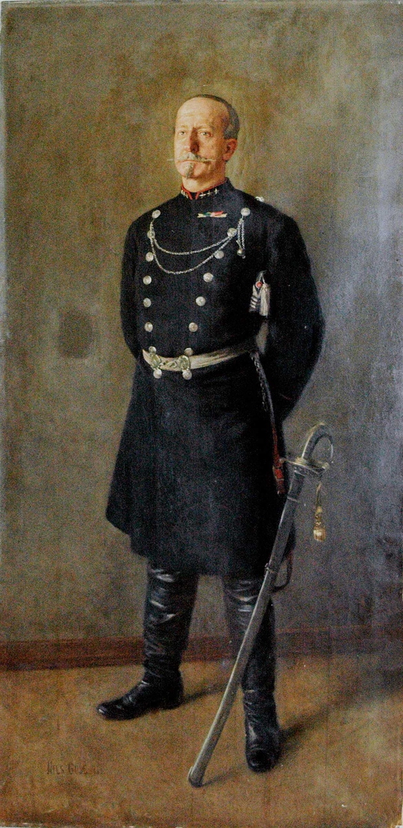 Mann m/uniform med mørk frakk og sabel, helfigur. Carl Johan Anker, sønn av Erik Anker og sønnesønn av Carsten Anker.