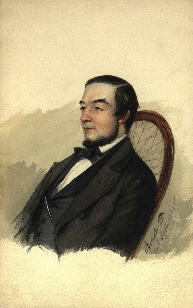 Portrett, brystbilde av mann i stol