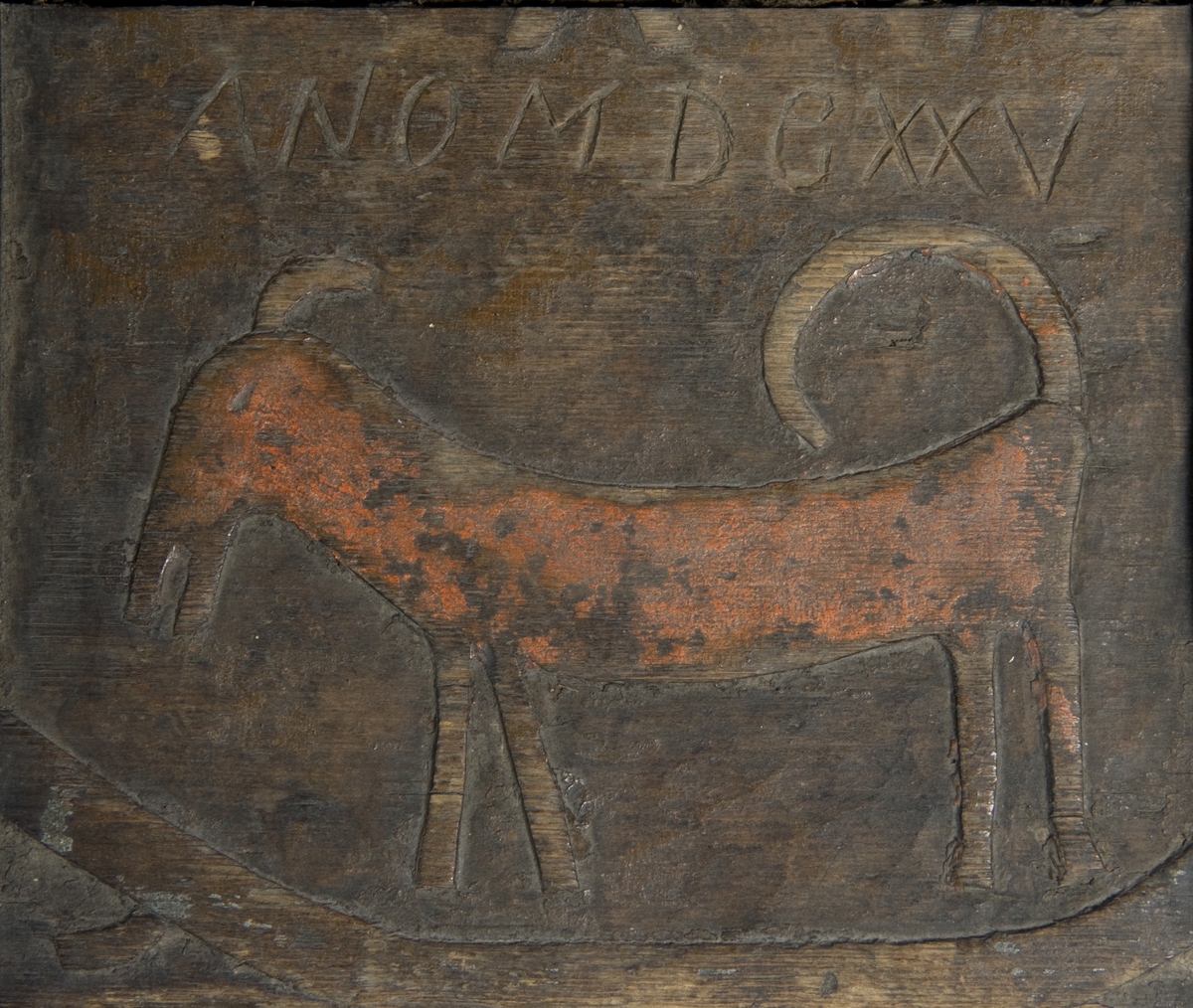 Skrin med flat lokk, jernbeslag og utskåret dekor med plante- og dyrmotiv.