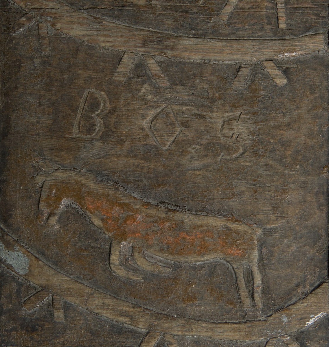 Skrin med flat lokk, jernbeslag og utskåret dekor med plante- og dyrmotiv.