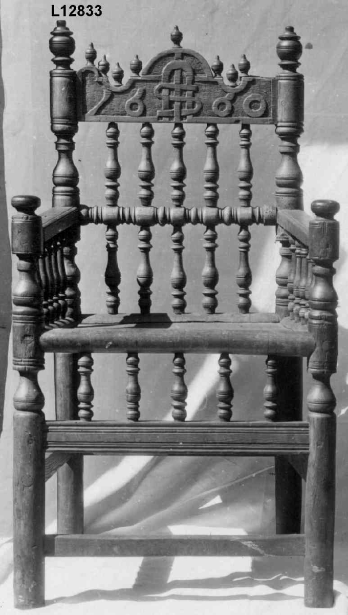 Armstol i stolpekonstruksjon av sen renessansetype. 