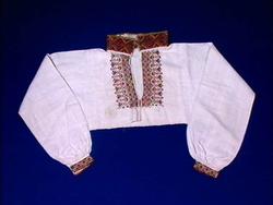 Aust-Telemark kvinnedrakt, raudtrøyeklea, ca 1800-1850