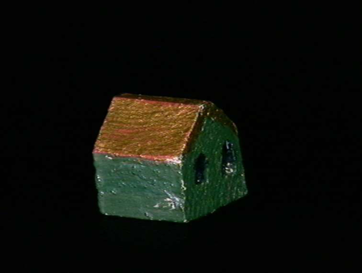 Sett med ca 200 leketøyhus laget av tre i forskjellige former og farger.