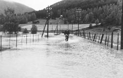 Flommen i 1938 : jernbanelinjen oversvømmet i Ellingsvika no