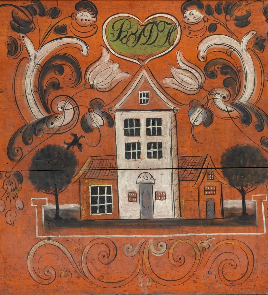 Kiste med buet lokk. Rosemalt lokk og front. På front også malt to hus.