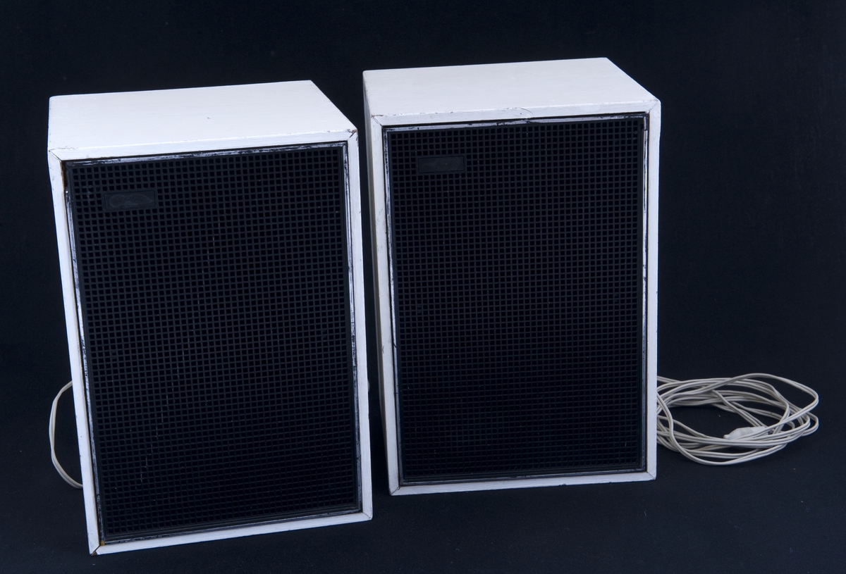To hvitmalte høyttalere med svart front