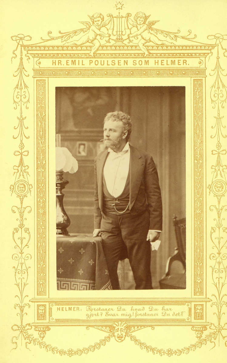 Omslag med mørkegrønt overtrekkspapir, gullfarget tittel.
Boken inneholder handlingsresyme og ni svart/hvitt  portrettfotografier fra " Et dukkehjem ".