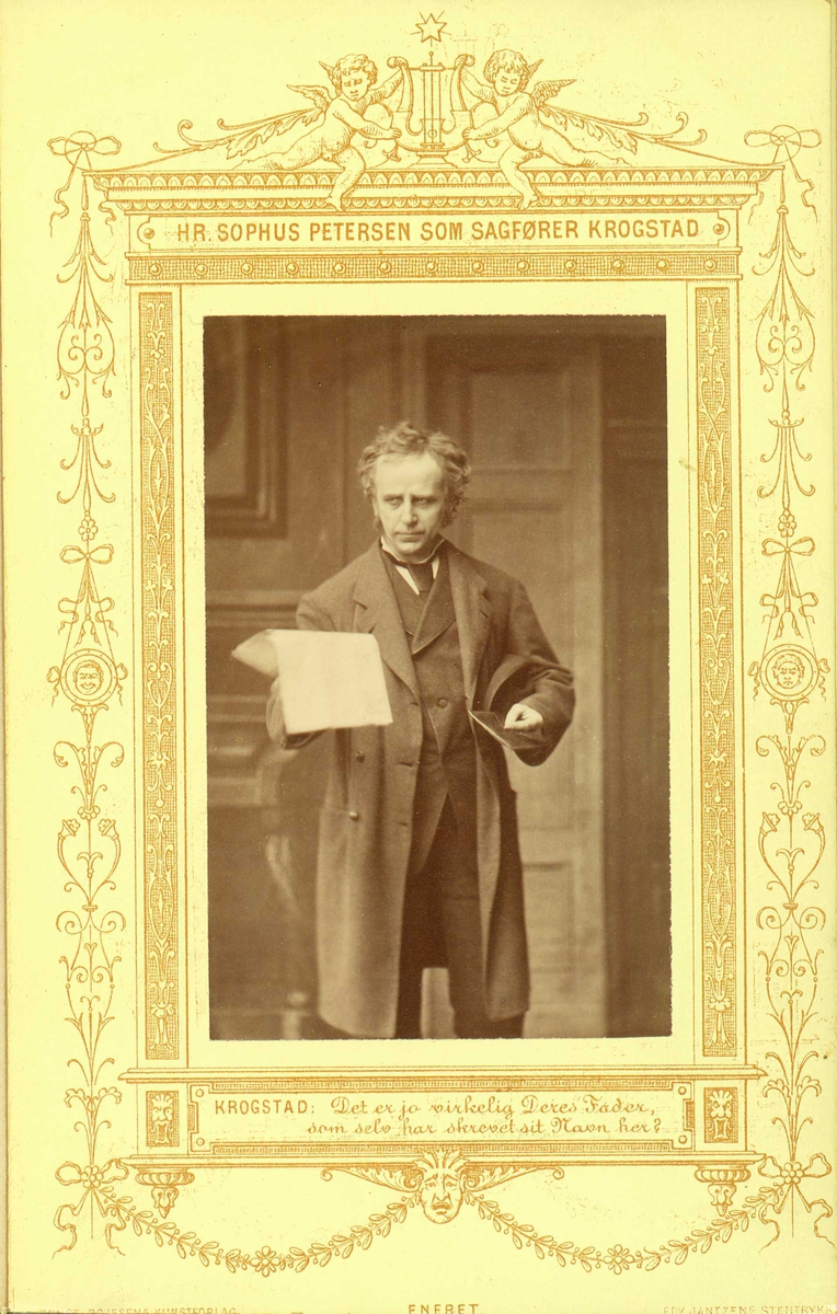 Omslag med mørkegrønt overtrekkspapir, gullfarget tittel.
Boken inneholder handlingsresyme og ni svart/hvitt  portrettfotografier fra " Et dukkehjem ".