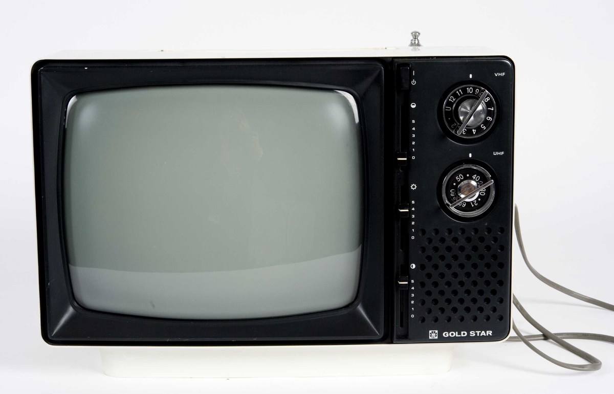 Fjernsyn med hvit og svart plastkasse og antenne på toppen