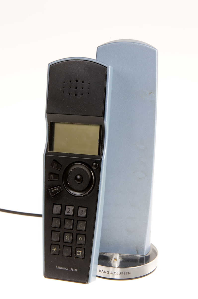 Blågrå trådløs telefon i to deler + lader + løs ekstraledning for lading.