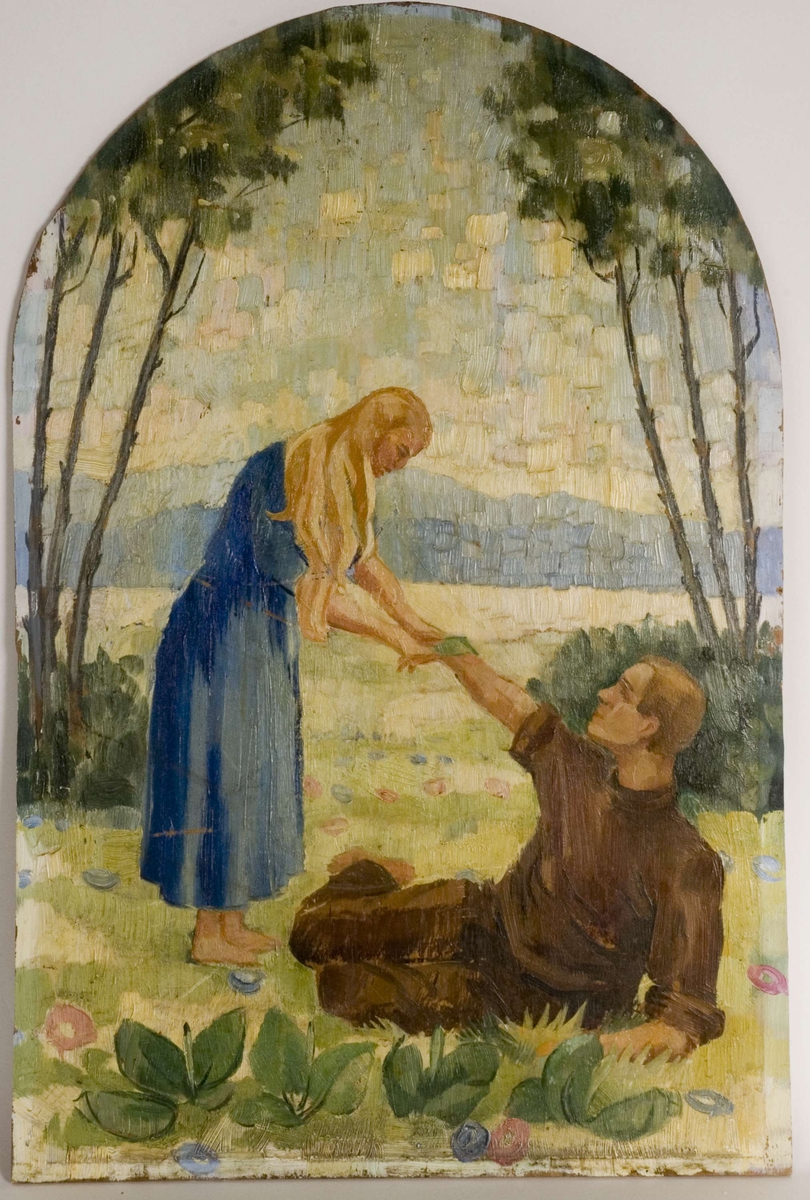 Ungt par i sommerlandskap. Blåkledd kvinne og brunkledd, liggende mann på åpen skogslette.