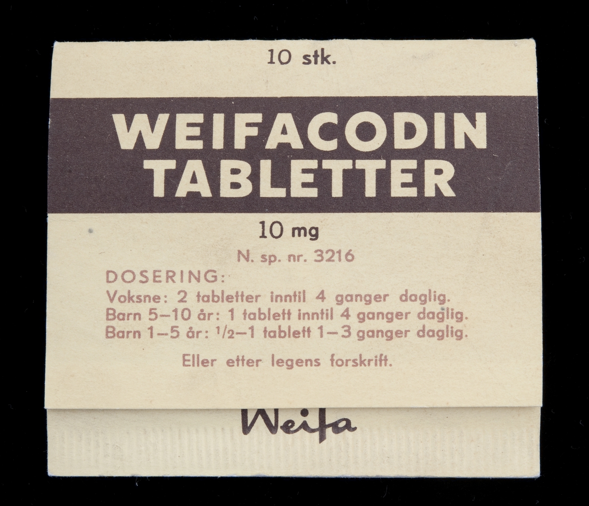 Tablettbrett av papp med 5 tabletter (av opprinnelig 10) pakket som enpac i plast.
Gul med brun dekor og rødbrun skrift.