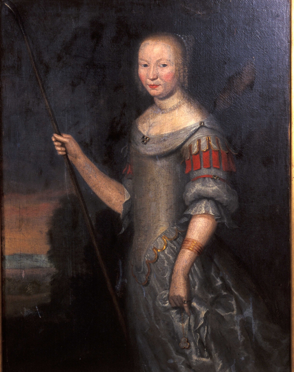 Portrett av Anne Madsdatter Tyrholm (1685-1706) i grå kjole, kjøpmann og trelasthandler Nils Ivarsen Tyrholms 2. kone. Stående, 3/4-figur.