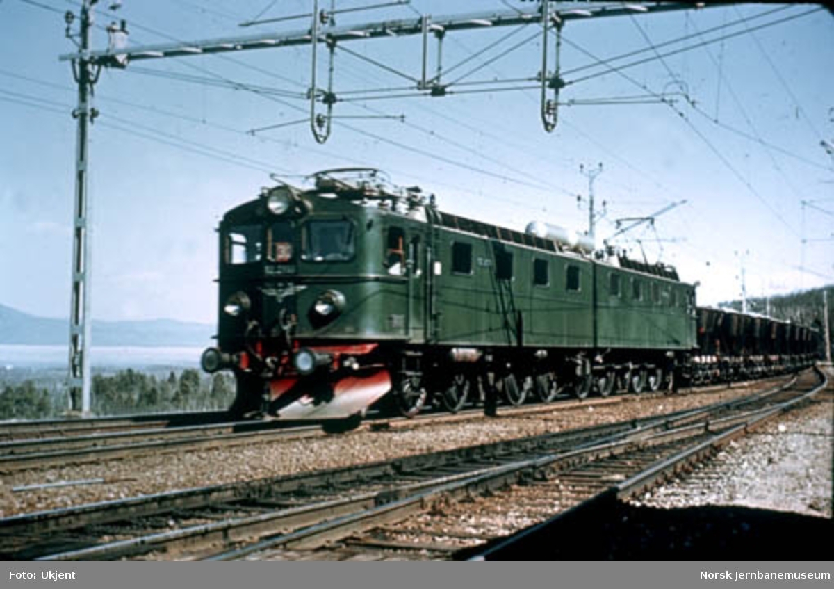 NSB elektrisk lokomotiv El 12 foran malmtog ved søndre innkjørsel til Torneträsk stasjon