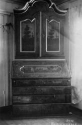 Skap med dekor malt av Peder Aadnes, på Bjørlien, Søndre Lan