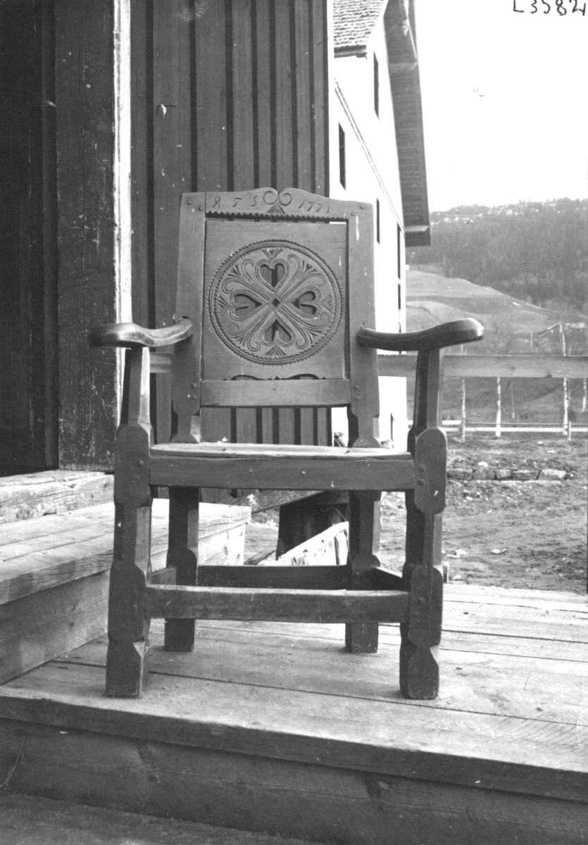 Stol, på stolen står "K. T. S. 1771", mål h.: 0,95 m., br.: 0,56 m., d. i setet: 0,345 m, mørk grønnmalt. Bildet er tatt på stabburstrappa i prestegarden i Fyresdal, Moland gard, Telemark. Stolen høyrer til Fyresdal Bygdemuseum som dengong disponera stabburet.



