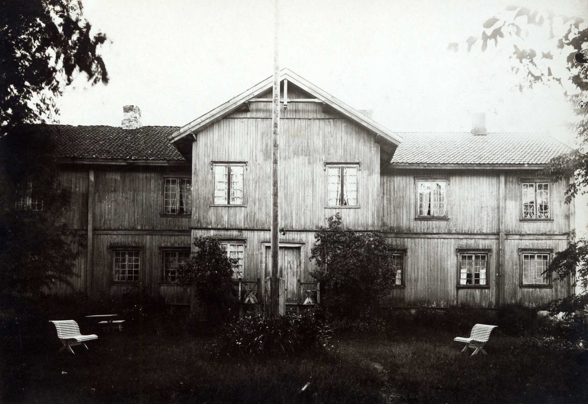Brotner, Ullensaker, Øvre Romerike, Akershus. Våningshuset sett fra hagen.