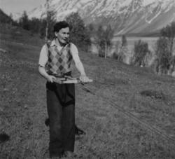 Tautvinning (2). En mann holder i tauvinden . Njosken 1952.