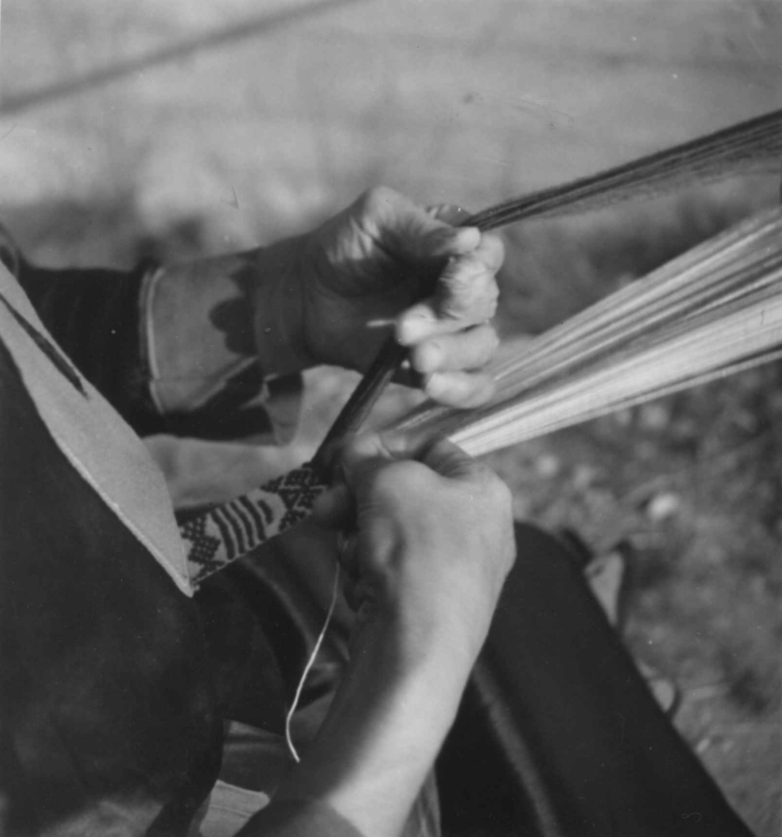 Veving av kvinnebelte på båndvev. Karasjok 1950.