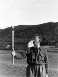 Himar Stigum holder en gammeldags håndrokk. Polmak 1948.
