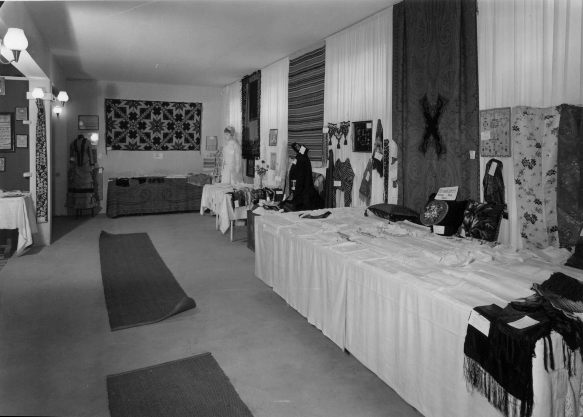Interiør fra utstillingen. Tekstilutstillingen fra Vestfold, Tønsberg 1953.